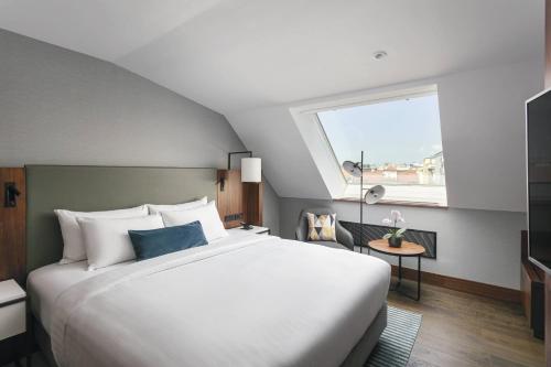 Suite Club de 1 dormitorio con acceso al club M - 1 cama extragrande del hotel Prague Marriott. Foto 1