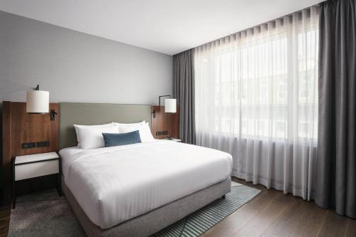 Suite Club de 1 dormitorio con acceso al club M - 1 cama extragrande del hotel Prague Marriott. Foto 2