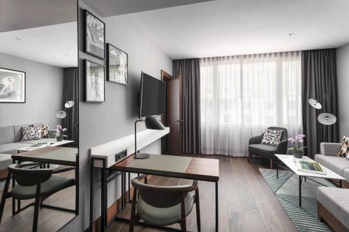Suite Club de 1 dormitorio con acceso al club M - 1 cama extragrande del hotel Prague Marriott. Foto 3