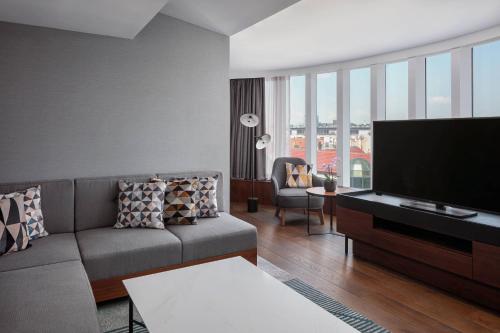 Suite Club de 1 dormitorio con acceso al club M - 1 cama extragrande del hotel Prague Marriott. Foto 4