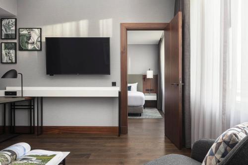 Suite Club de 1 dormitorio con acceso al club M - 1 cama extragrande del hotel Prague Marriott. Foto 5