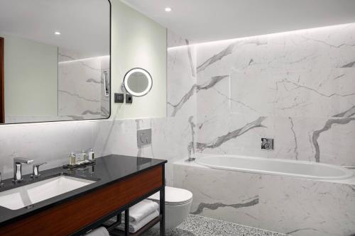 Suite Club de 1 dormitorio con acceso al club M - 1 cama extragrande del hotel Prague Marriott. Foto 6