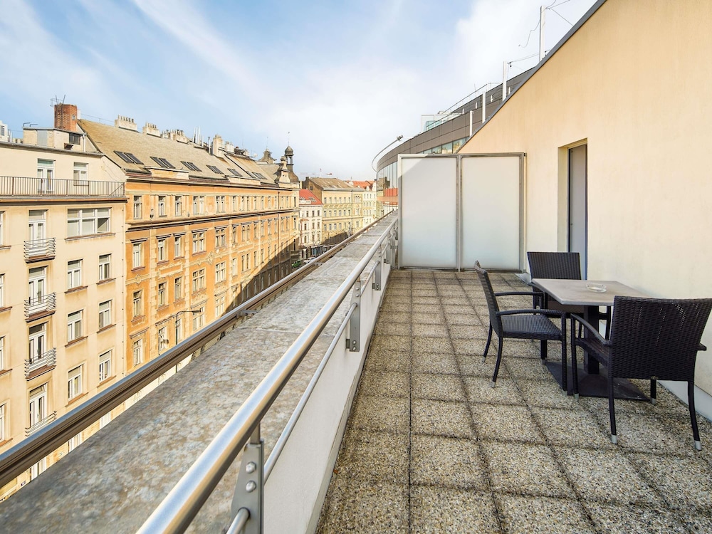 Habitación ejecutiva, 1 cama doble, balcón del hotel Novotel Praha Wenceslas Square. Foto 9