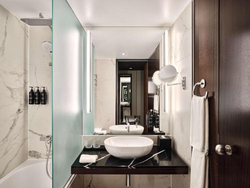 Habitación Premium Collection con balcón del hotel Radisson Collection Berlin