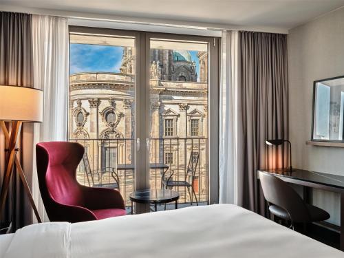 Habitación Collection Premium con balcón y vistas a la catedral del hotel Radisson Collection Berlin. Foto 4