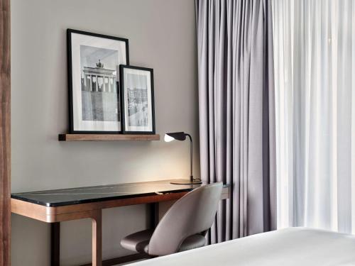 Habitación Collection con balcón del hotel Radisson Collection Berlin. Foto 1
