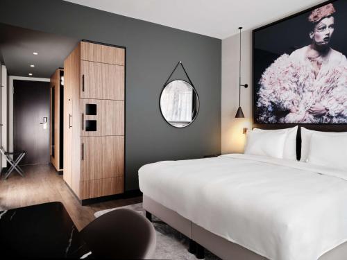 Habitación Premium Collection con balcón del hotel Radisson Collection Berlin. Foto 1