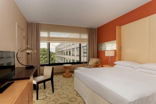 Habitación Doble Deluxe con vistas a la ciudad del hotel Sheraton Berlin Grand Hotel Esplanade. Foto 1