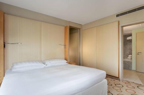Suite de un dormitorio con sauna del hotel Sheraton Berlin Grand Hotel Esplanade. Foto 3