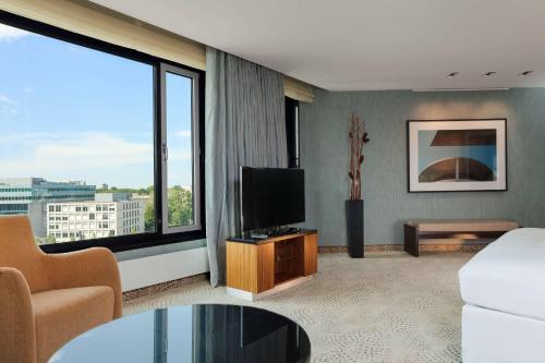 Suite Grand con balcón del hotel Sheraton Berlin Grand Hotel Esplanade. Foto 2