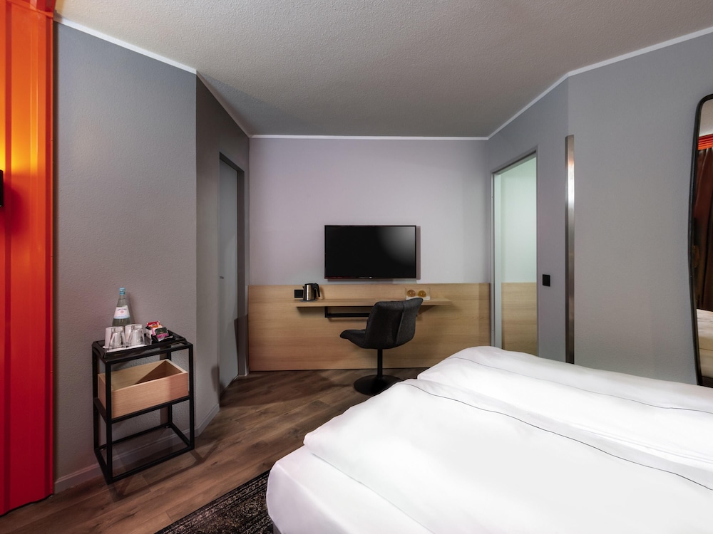 Habitación estándar con cama doble 160x200 cm del hotel ibis Styles Berlin Treptow. Foto 3
