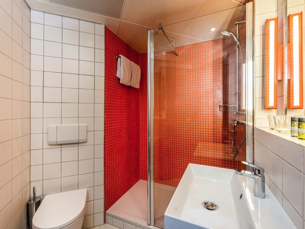 Habitación estándar con cama doble 160x200 cm del hotel ibis Styles Berlin Treptow. Foto 4