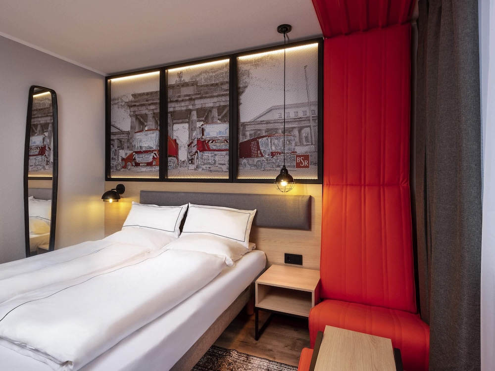 Habitación estándar con cama doble 160x200 cm del hotel ibis Styles Berlin Treptow. Foto 5