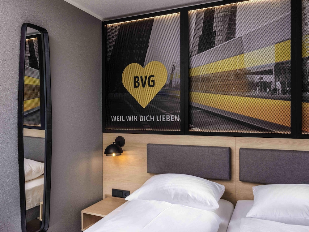 Habitación superior doble con 2 camas individuales de 90x200 del hotel ibis Styles Berlin Treptow. Foto 1