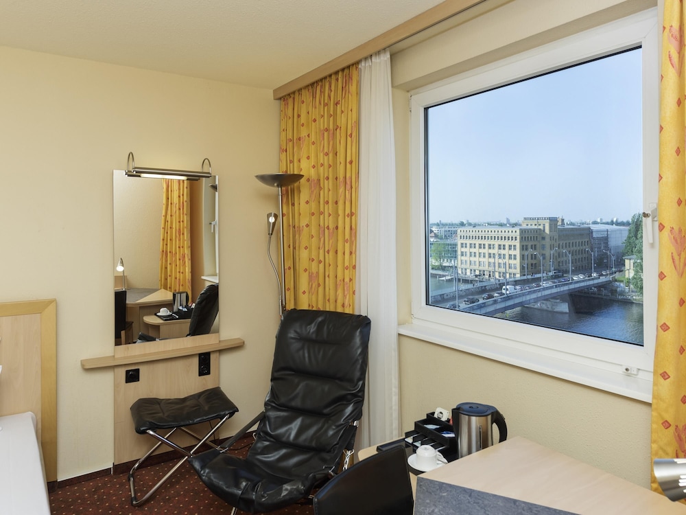 Habitación superior doble con 2 camas individuales de 90x200 del hotel ibis Styles Berlin Treptow. Foto 2