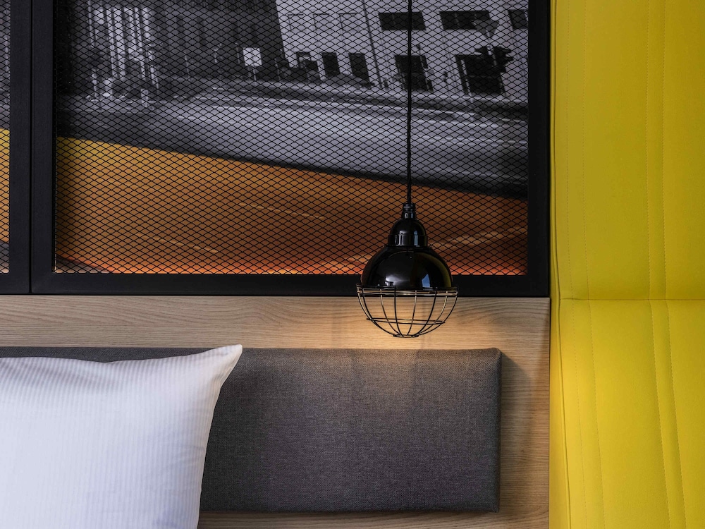 Habitación superior doble con 2 camas individuales de 90x200 del hotel ibis Styles Berlin Treptow. Foto 3