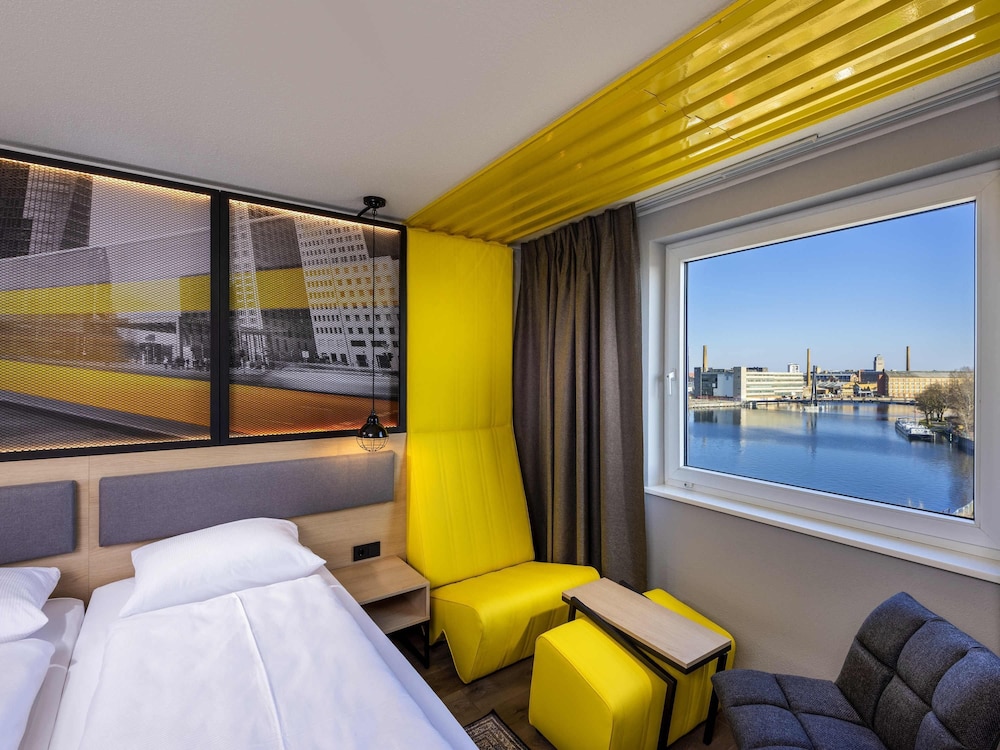 Habitación superior doble con 2 camas individuales de 90x200 del hotel ibis Styles Berlin Treptow. Foto 4