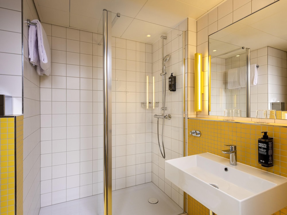 Habitación superior doble con 2 camas individuales de 90x200 del hotel ibis Styles Berlin Treptow. Foto 5