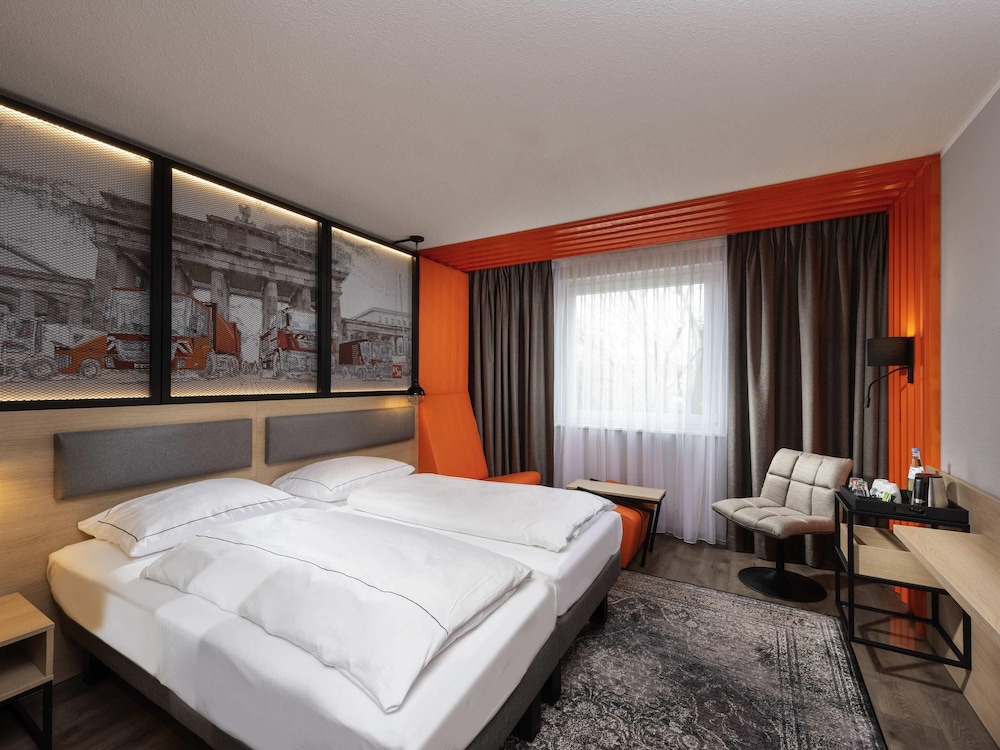 Habitación superior doble con 2 camas individuales y cocina del hotel ibis Styles Berlin Treptow