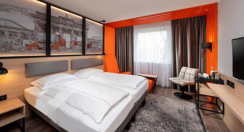 Habitación superior doble con 2 camas individuales y cocina del hotel ibis Styles Berlin Treptow. Foto 1