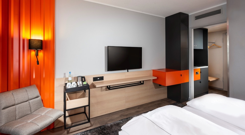 Habitación superior doble con 2 camas individuales y cocina del hotel ibis Styles Berlin Treptow. Foto 2