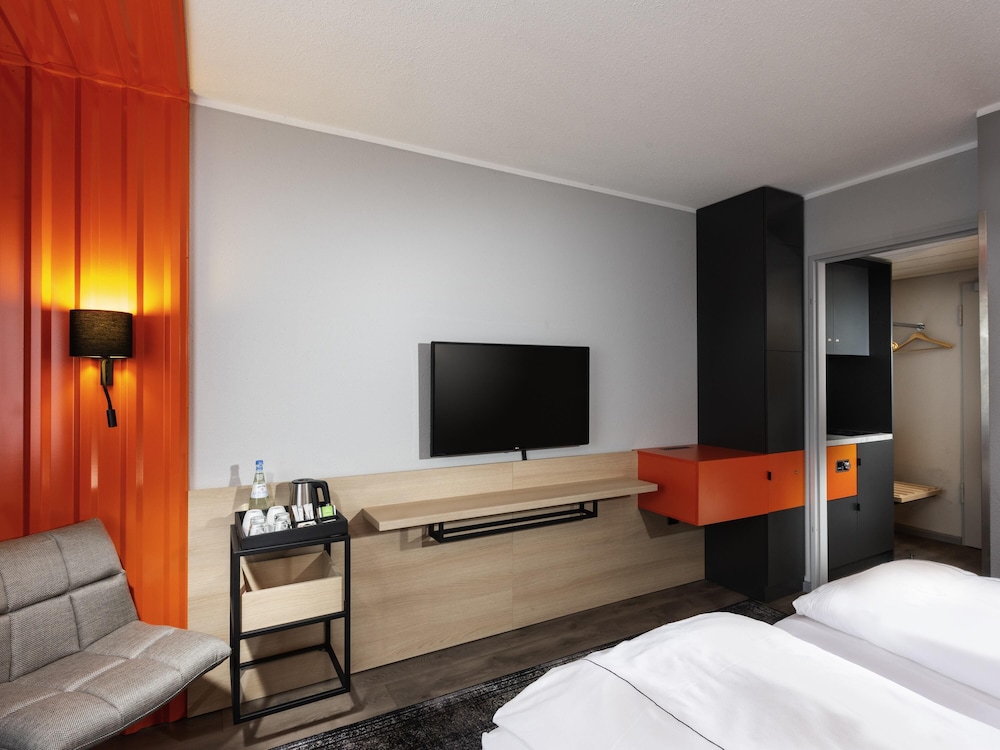 Habitación superior doble con 2 camas individuales y cocina del hotel ibis Styles Berlin Treptow. Foto 3