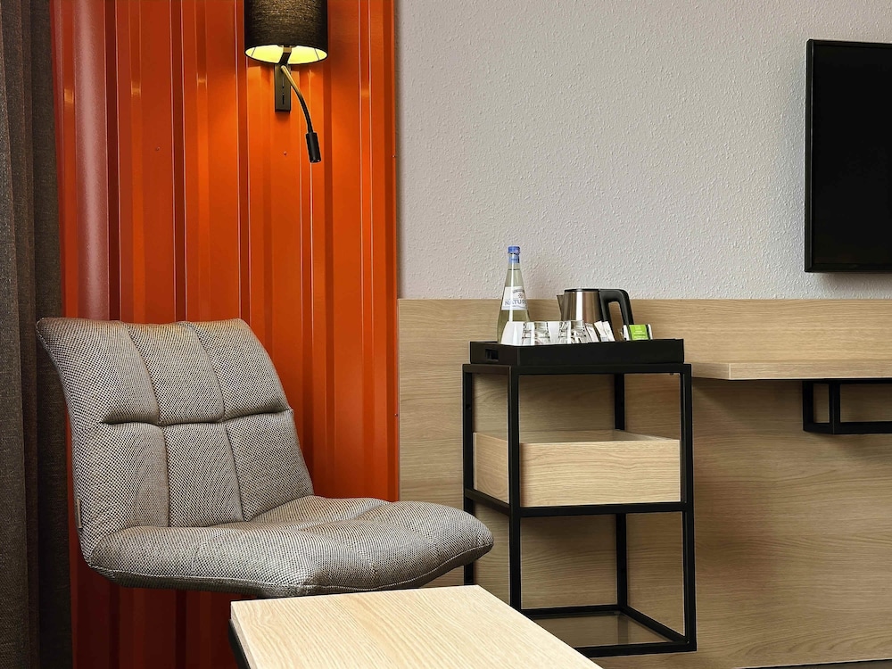 Habitación superior doble con 2 camas individuales y cocina del hotel ibis Styles Berlin Treptow. Foto 4