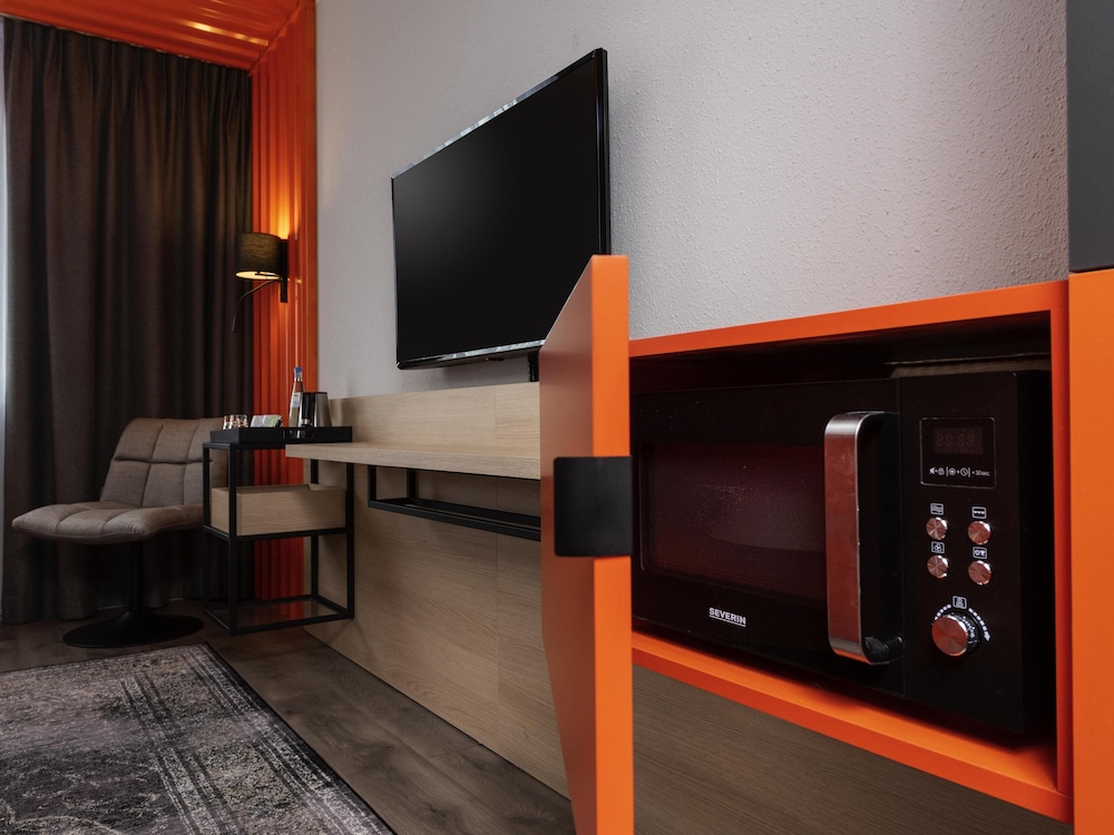 Habitación superior doble con 2 camas individuales y cocina del hotel ibis Styles Berlin Treptow. Foto 6
