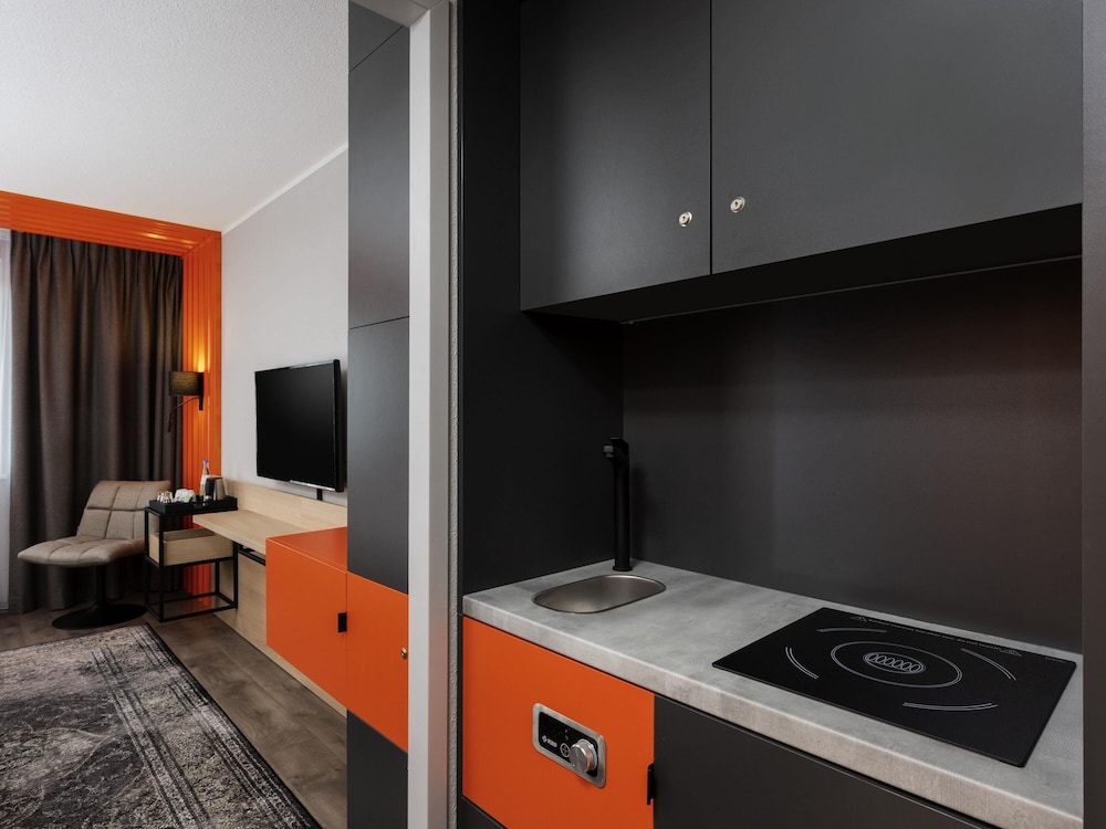 Habitación superior doble con 2 camas individuales y cocina del hotel ibis Styles Berlin Treptow. Foto 7