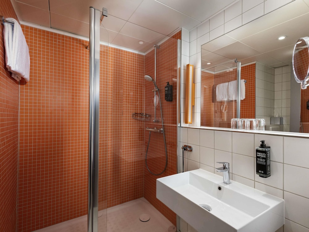 Habitación superior doble con 2 camas individuales y cocina del hotel ibis Styles Berlin Treptow. Foto 8