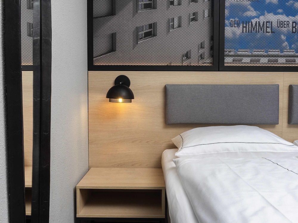 Suite familiar con 2 camas individuales, sofá y cocina del hotel ibis Styles Berlin Treptow. Foto 2
