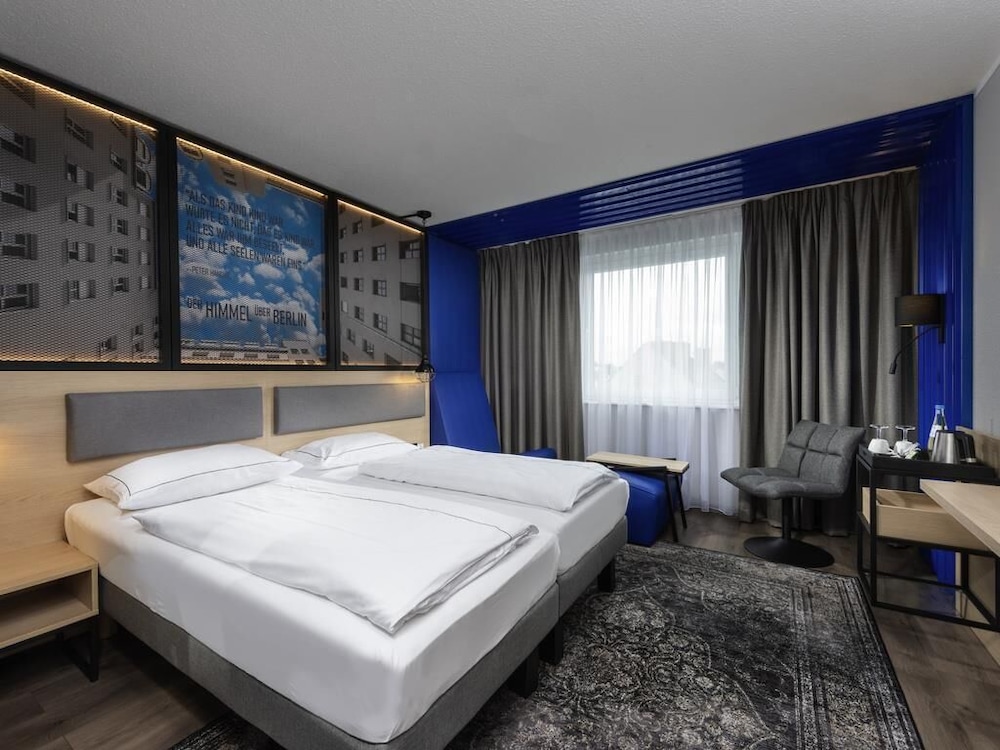 Suite familiar con 2 camas individuales, sofá y cocina del hotel ibis Styles Berlin Treptow. Foto 3