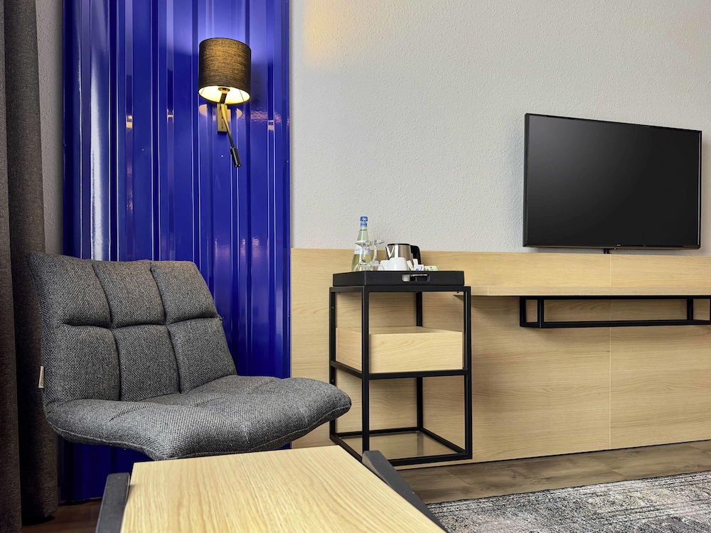 Suite familiar con 2 camas individuales, sofá y cocina del hotel ibis Styles Berlin Treptow. Foto 5