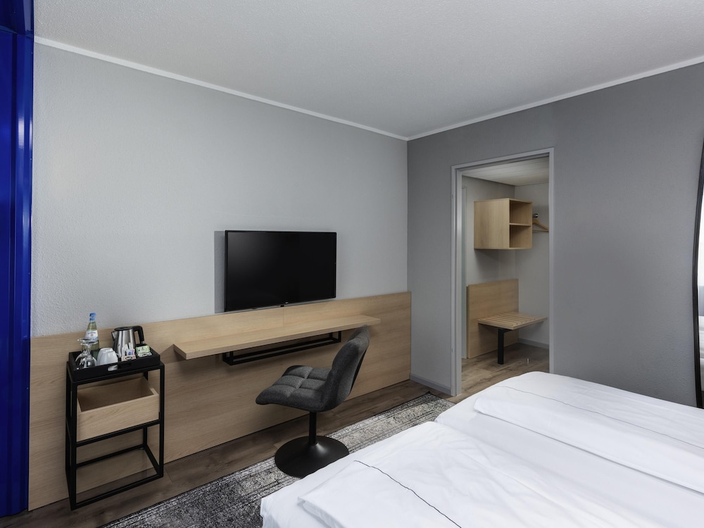 Suite familiar con 2 camas individuales, sofá y cocina del hotel ibis Styles Berlin Treptow. Foto 6