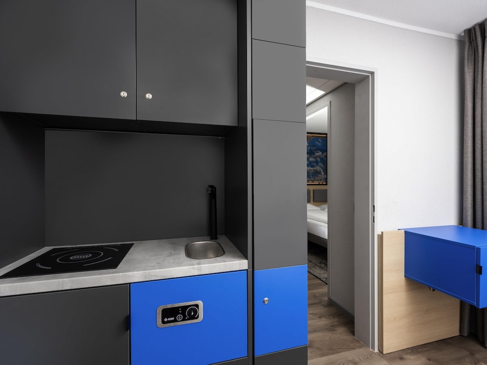 Suite familiar con 2 camas individuales, sofá y cocina del hotel ibis Styles Berlin Treptow. Foto 7