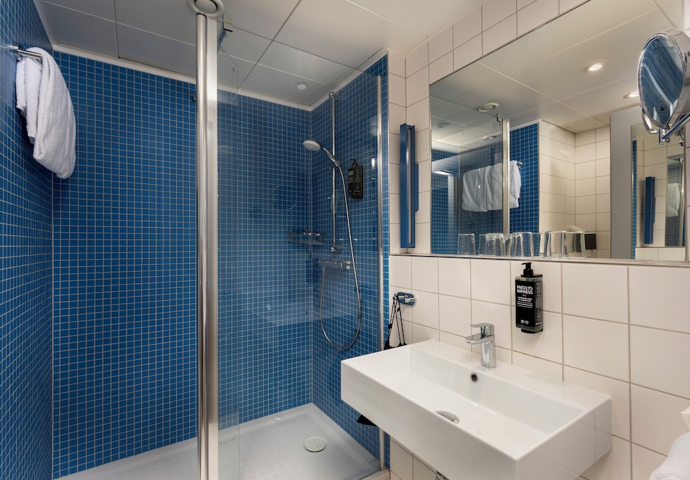 Suite familiar con 2 camas individuales, sofá y cocina del hotel ibis Styles Berlin Treptow. Foto 8