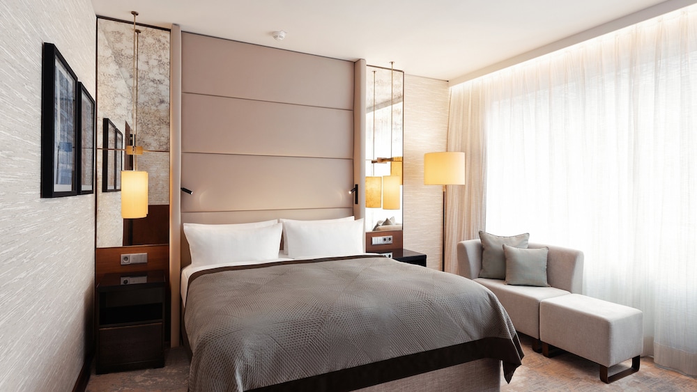 Habitación clásica, 1 cama de matrimonio grande, Acceso al salón del club del hotel Intercontinental Berlin, An Ihg. Foto 1