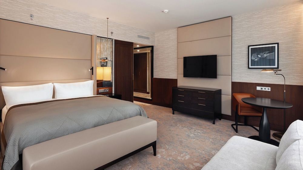 Habitación clásica, 1 cama de matrimonio grande, Acceso al salón del club del hotel Intercontinental Berlin, An Ihg. Foto 2
