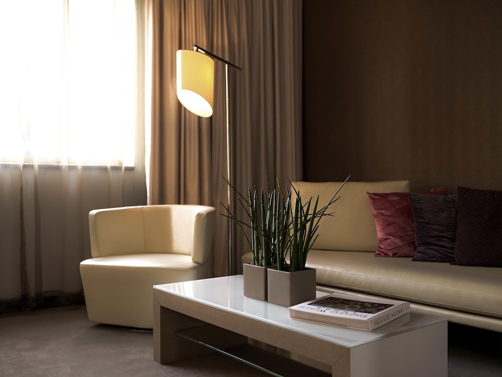Suite Deluxe, 1 cama de matrimonio grande del hotel Pullman Berlin Schweizerhof. Foto 7