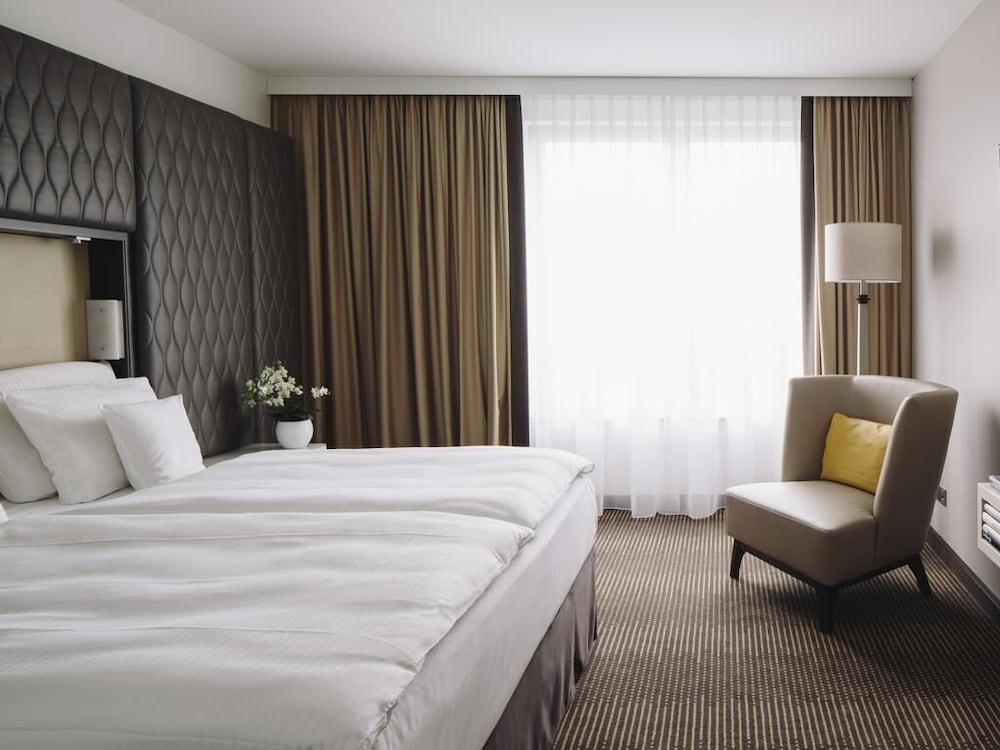 Suite Deluxe, 1 cama de matrimonio grande del hotel Pullman Berlin Schweizerhof. Foto 6