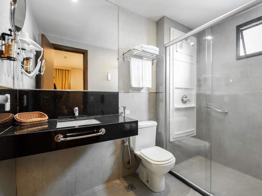 Habitación Standard con dos camas individuales del hotel Mercure Belém Boulevard. Foto 3