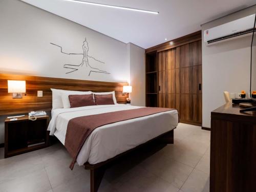 Suite Superior con 1 cama queen size y sofá del hotel Mercure Belém Boulevard