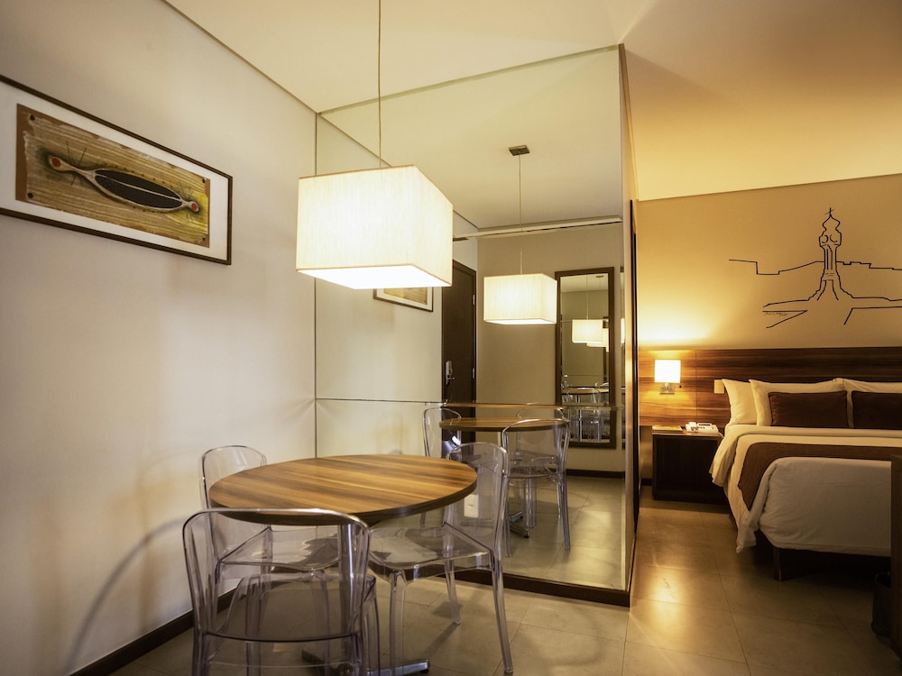 Habitación de categoría superior con una cama de matrimonio y un sofá cama del hotel Mercure Belém Boulevard. Foto 3