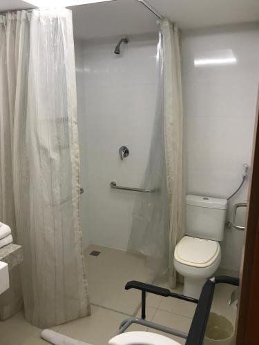 Habitación con cama extragrande - Adaptada para personas de movilidad reducida del hotel Américas Granada. Foto 1