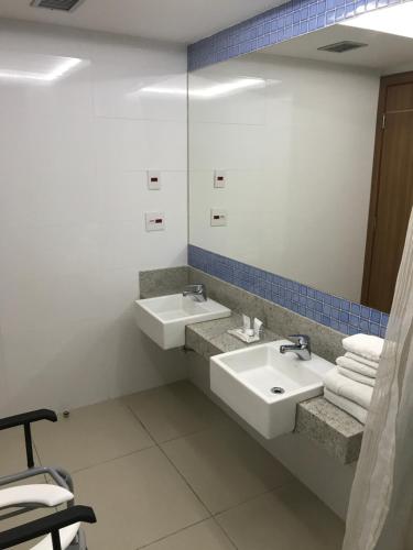 Habitación con cama extragrande - Adaptada para personas de movilidad reducida del hotel Américas Granada. Foto 2