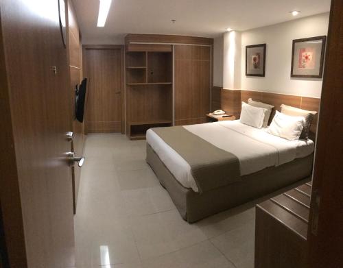 Habitación con cama extragrande - Adaptada para personas de movilidad reducida del hotel Américas Granada. Foto 3