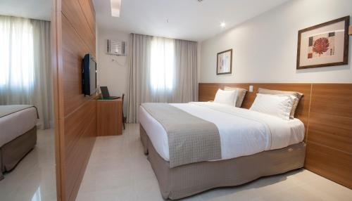 Habitación Triple Estándar del hotel Américas Granada. Foto 1