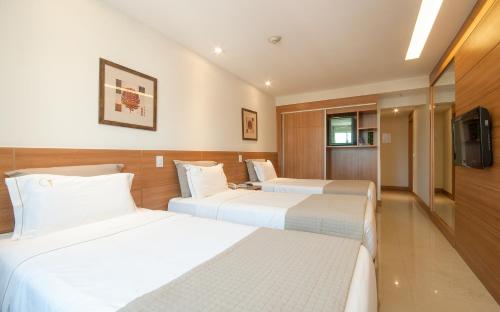 Habitación Triple Estándar del hotel Américas Granada. Foto 3