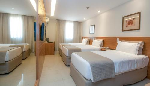 Habitación Triple Estándar del hotel Américas Granada. Foto 4