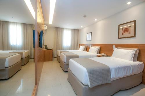 Habitación Triple Estándar del hotel Américas Granada. Foto 5